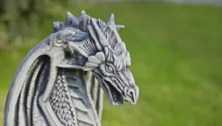 Gartendekoparadies Animaux-Alien sur un piédestal