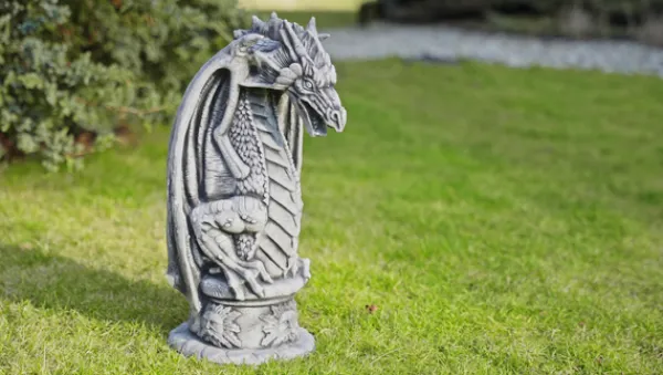 Gartendekoparadies Animaux-Alien sur un piédestal