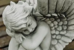 Gartendekoparadies Enfants & Anges-Ange assis avec des ailes