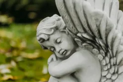 Gartendekoparadies Enfants & Anges-Ange assis avec des ailes
