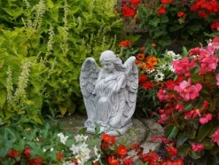 Gartendekoparadies Enfants & Anges-Ange assis les bras croisés
