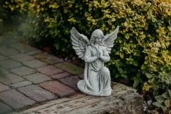 Gartendekoparadies Enfants & Anges-Ange priant avec des ailes