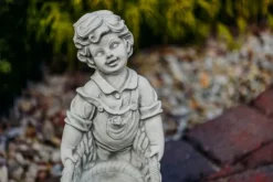 Gartendekoparadies Enfants & Anges|Jardinières-Beau garçon avec un panier de plantes