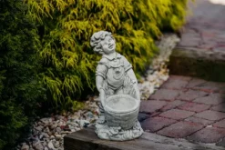 Gartendekoparadies Enfants & Anges|Jardinières-Beau garçon avec un panier de plantes