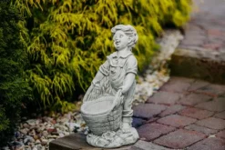 Gartendekoparadies Enfants & Anges|Jardinières-Beau garçon avec un panier de plantes