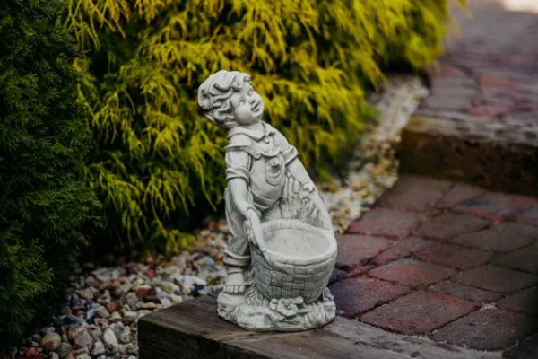 Gartendekoparadies Enfants & Anges|Jardinières-Beau garçon avec un panier de plantes