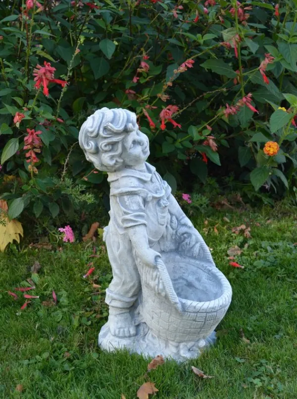 Gartendekoparadies Enfants & Anges|Jardinières-Beau garçon avec un panier de plantes