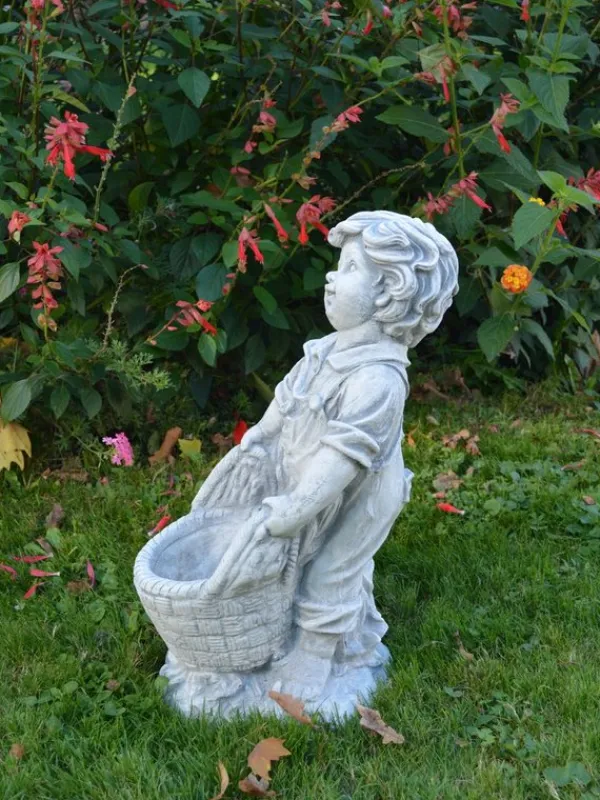 Gartendekoparadies Enfants & Anges|Jardinières-Beau garçon avec un panier de plantes