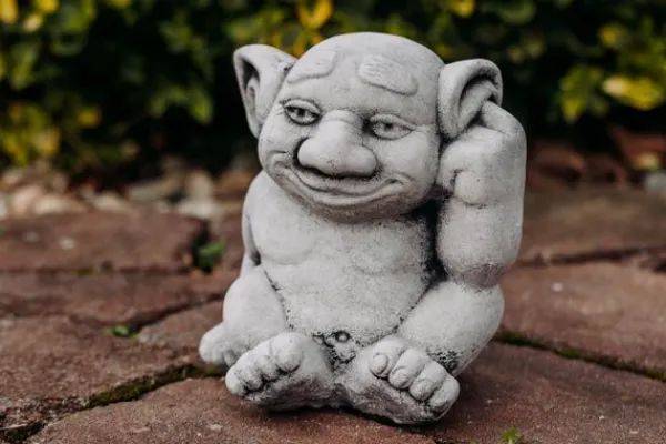 Gartendekoparadies Trolls-Ce troll dit : "Il est fou !"