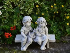 Gartendekoparadies Enfants & Anges-Deux figures d'enfants sur le banc