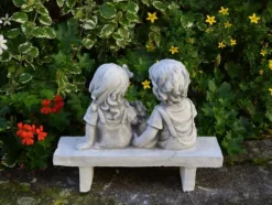 Gartendekoparadies Enfants & Anges-Deux figures d'enfants sur le banc