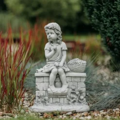 Gartendekoparadies Enfants & Anges-Figure de petite fille sur le mur de briques