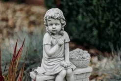 Gartendekoparadies Enfants & Anges-Figure de petite fille sur le mur de briques