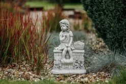 Gartendekoparadies Enfants & Anges-Figure de petite fille sur le mur de briques