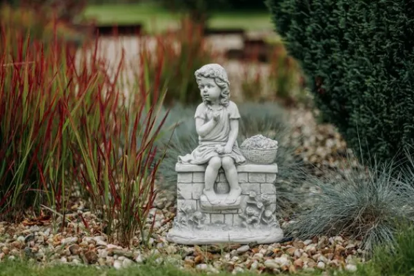 Gartendekoparadies Enfants & Anges-Figure de petite fille sur le mur de briques