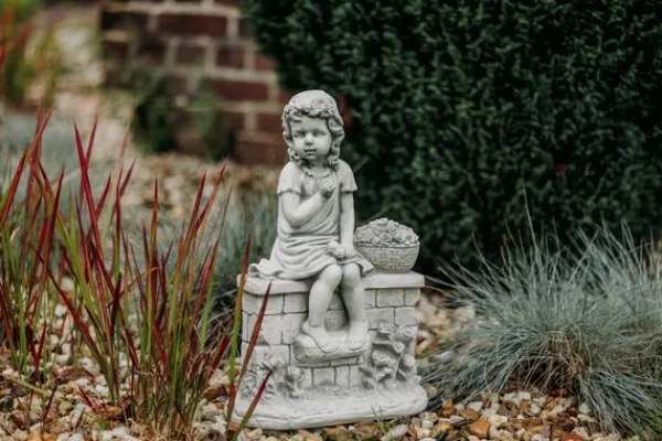 Gartendekoparadies Enfants & Anges-Figure de petite fille sur le mur de briques