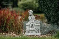 Gartendekoparadies Enfants & Anges-Figure de petite fille sur le mur de briques