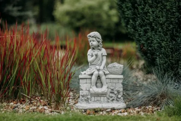 Gartendekoparadies Enfants & Anges-Figure de petite fille sur le mur de briques
