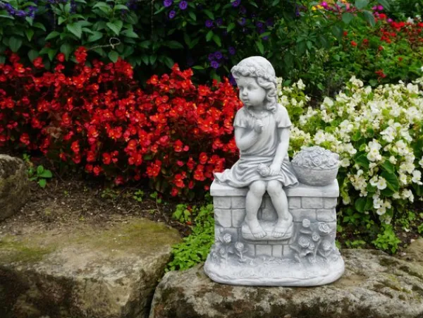 Gartendekoparadies Enfants & Anges-Figure de petite fille sur le mur de briques