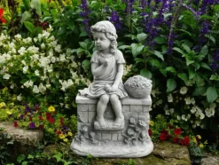 Gartendekoparadies Enfants & Anges-Figure de petite fille sur le mur de briques