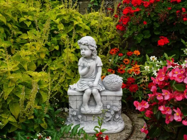 Gartendekoparadies Enfants & Anges-Figure de petite fille sur le mur de briques