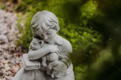 Gartendekoparadies Enfants & Anges-Figurine garçon avec petit chat