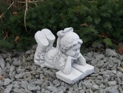 Gartendekoparadies Enfants & Anges-Fille couchée avec un livre