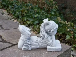Gartendekoparadies Enfants & Anges-Fille couchée avec un livre