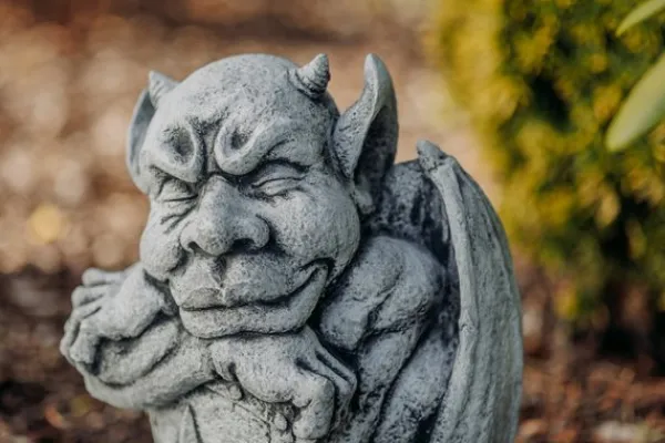 Gartendekoparadies Gargouilles-Gargoyle with Shield