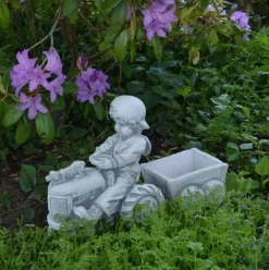 Gartendekoparadies Jardinières-Garçon avec tracteur et remorque