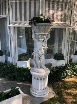 Gartendekoparadies Figures & Statues|Jardinières-Garçon avec un grand bol de plantes