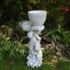 Gartendekoparadies Belle|Jardinières-Garçon avec un pot de fleurs