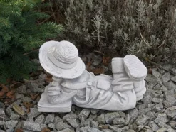 Gartendekoparadies Enfants & Anges-Garçon couché avec un livre