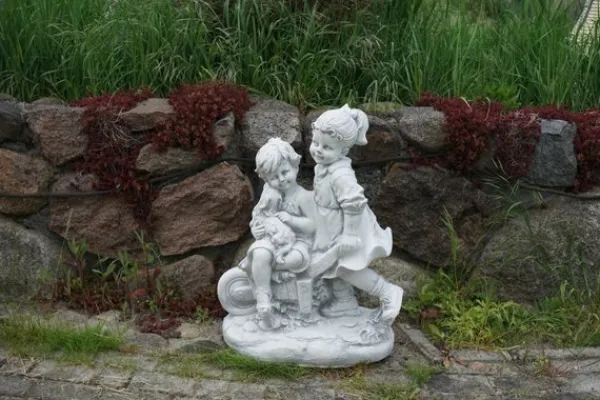 Gartendekoparadies Enfants & Anges-Garçon et fille avec brouette