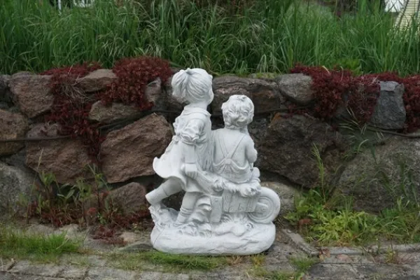 Gartendekoparadies Enfants & Anges-Garçon et fille avec brouette