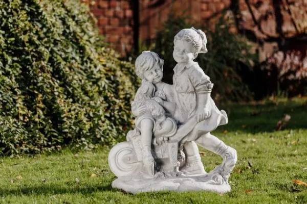 Gartendekoparadies Enfants & Anges-Garçon et fille avec brouette