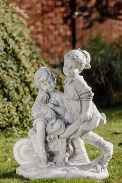 Gartendekoparadies Enfants & Anges-Garçon et fille avec brouette