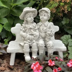 Gartendekoparadies Enfants & Anges-Garçon et fille sur un banc