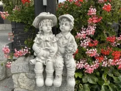 Gartendekoparadies Enfants & Anges-Garçon et fille sur un banc