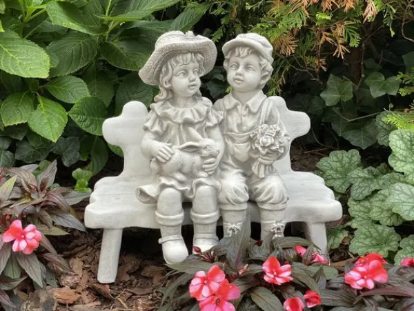 Gartendekoparadies Enfants & Anges-Garçon et fille sur un banc