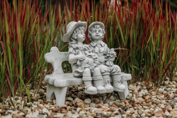Gartendekoparadies Enfants & Anges-Garçon et fille sur un banc