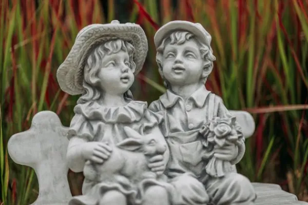 Gartendekoparadies Enfants & Anges-Garçon et fille sur un banc