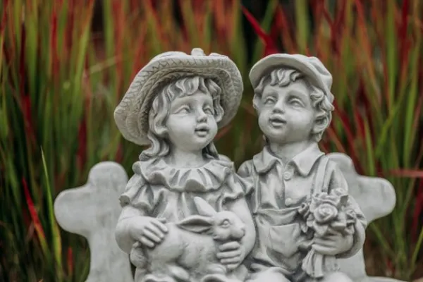Gartendekoparadies Enfants & Anges-Garçon et fille sur un banc