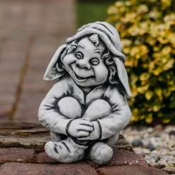 Gartendekoparadies Gnome-Gnome est assis dans le jardin et attend