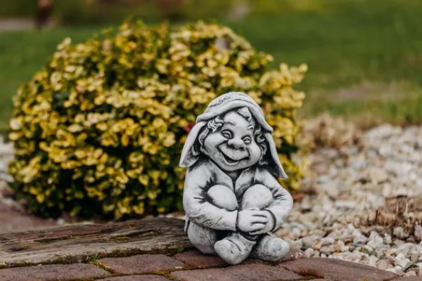 Gartendekoparadies Gnome-Gnome est assis dans le jardin et attend