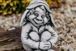 Gartendekoparadies Gnome-Gnome est assis dans le jardin et attend
