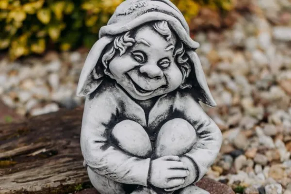 Gartendekoparadies Gnome-Gnome est assis dans le jardin et attend