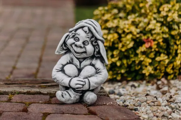 Gartendekoparadies Gnome-Gnome est assis dans le jardin et attend