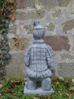 Gartendekoparadies Figures & Statues-Guerrier chinois en terre cuite agenouillé