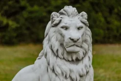 Gartendekoparadies Animaux-Immense lion de pierre sur socle tourné vers la droite